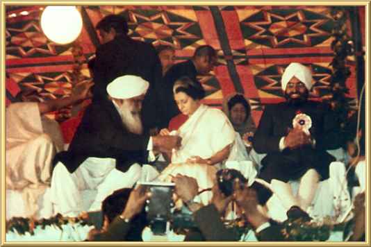 Kirpal Singh with Indira Gandhi during the Unity of Man Conference 1974